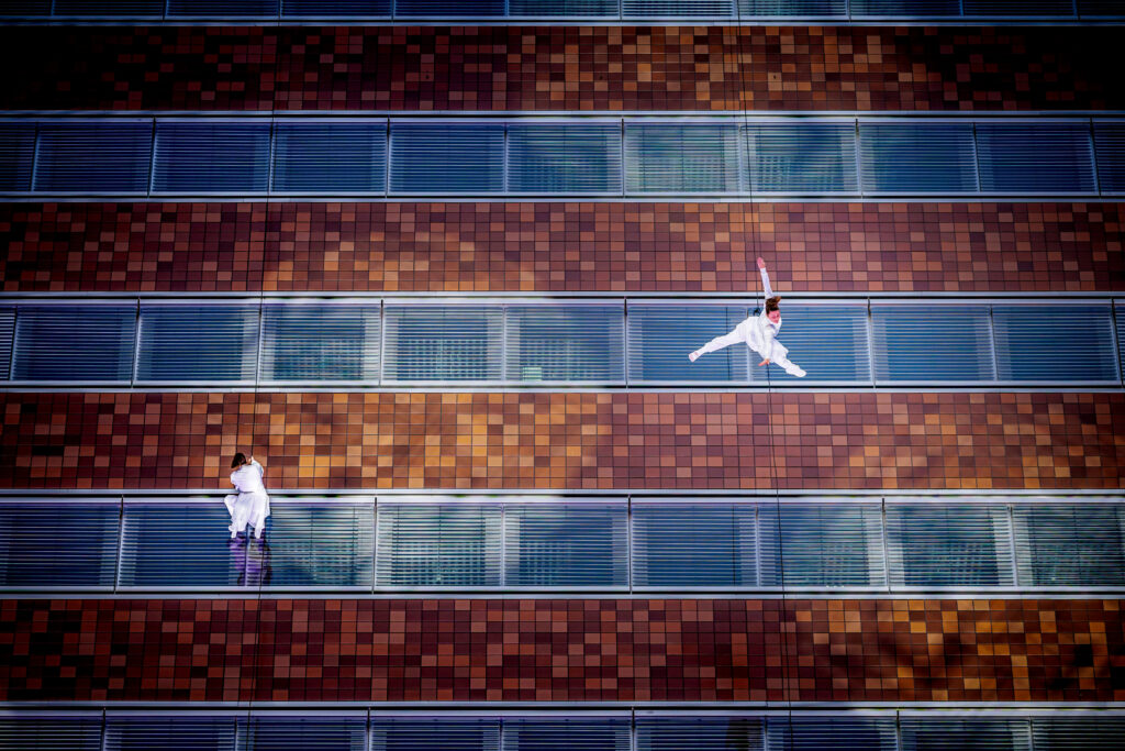 Aerial dancing opening gebouw DNB