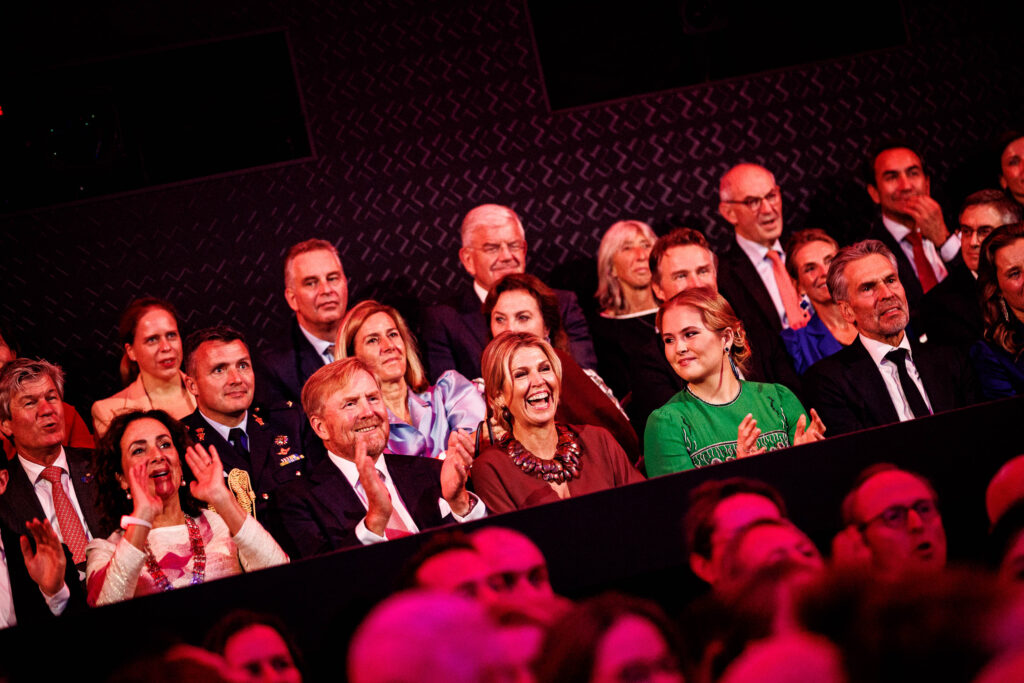 Koning Willem-Alexander, Koningin Maxima, Dick Schoof en Femke Halsema in het publiek bij slotshow Amsterdam 750