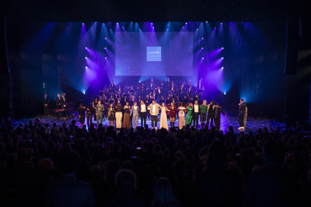 Emma Kok met Queen-Zhanel, Guus Meeuwis met Luuk en Niek, Edsilia Rombley met haar dochter Imaani, Bente met Rinze, Dennis van Aarssen met Inés, Claudia de Breij met Veronika, April Darby met Riley en Roel van Velzen met Jasmijn.