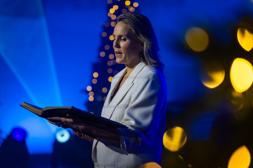 Hadewych Minis zingt op kerstavond met Stef Bos in de kerk in Amerongen