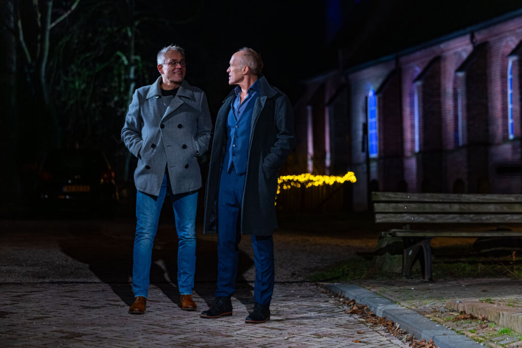 Gesprek tussen Stef Bos en Kees van Ekris voor de kerk in Amerongen