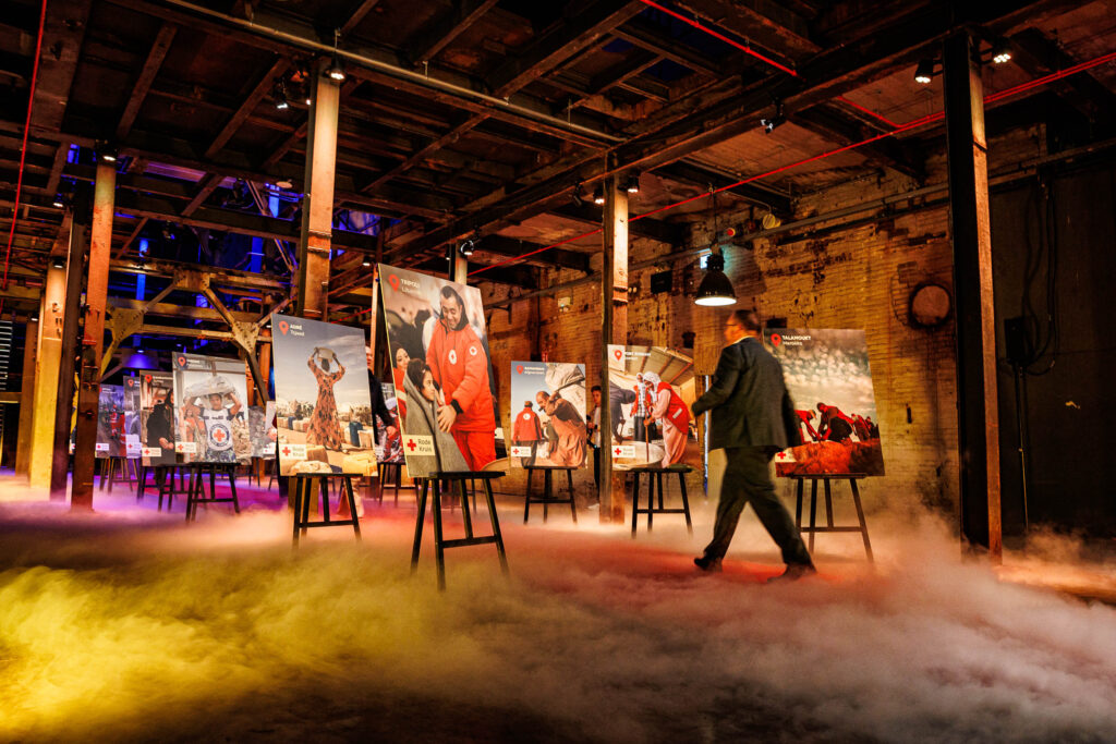 Entree met rode loper Rode Kruis. Diverse posters van de impact van Rode Kruis over de hele wereld