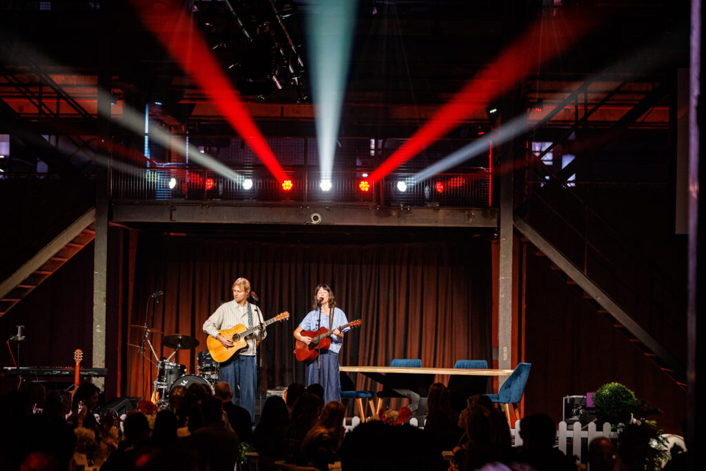 Live optreden Meau tijdens Rode Kruis Breakfast meets impact