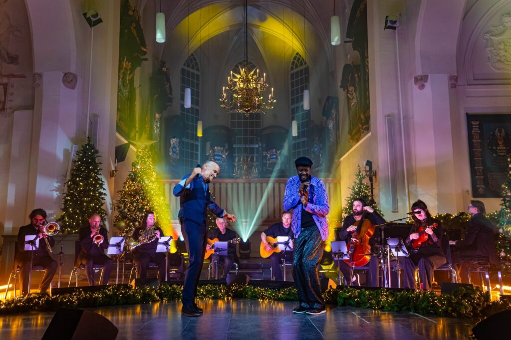 Duet tussen Stef Bos en Neco Novellas op Kerstavond in de Kerk in Amerongen